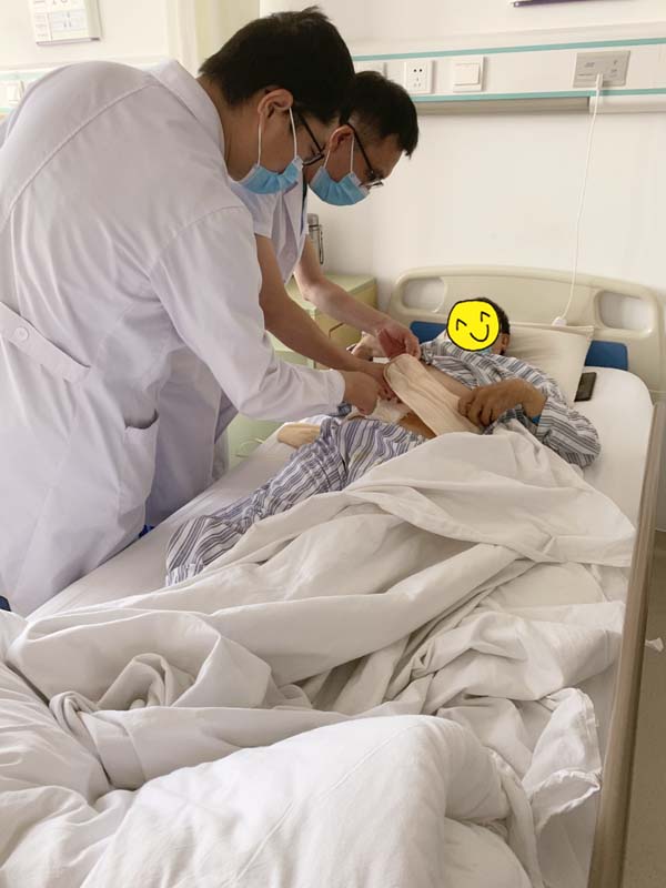 术后查房.jpg 术后查房.jpg