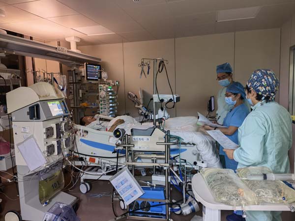 ICU严密监护治疗.jpg ICU严密监护治疗.jpg