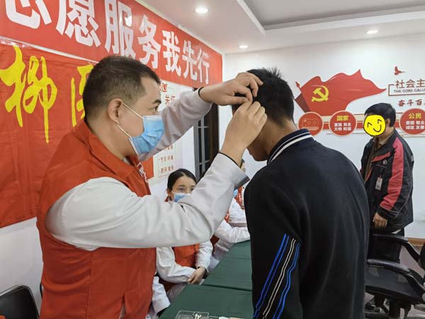 耳穴压豆.jpg 耳穴压豆.jpg