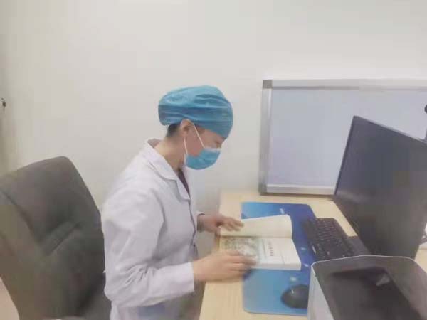 刘桂平读党史.jpg 刘桂平读党史.jpg