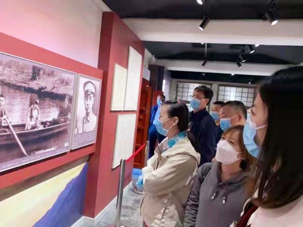 参观教育基地.jpg 参观教育基地.jpg