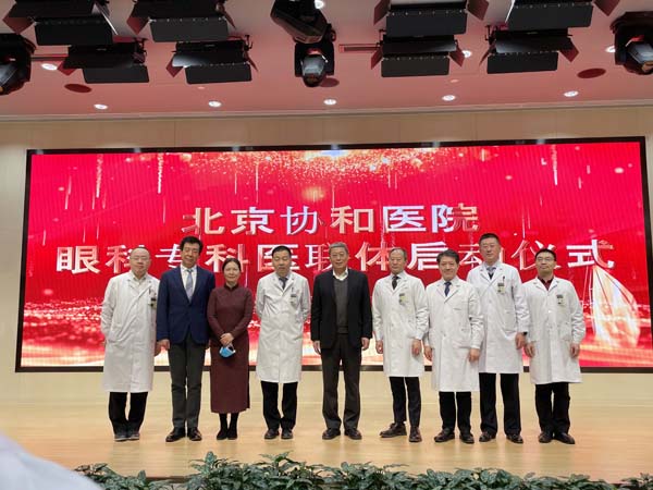 领导合影.jpg 领导合影.jpg