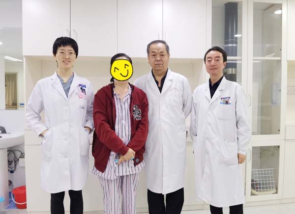 出院前与患者合影.jpg 出院前与患者合影.jpg