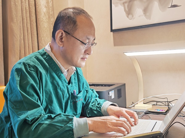 程少为在保障点工作.jpg 程少为在保障点工作.jpg